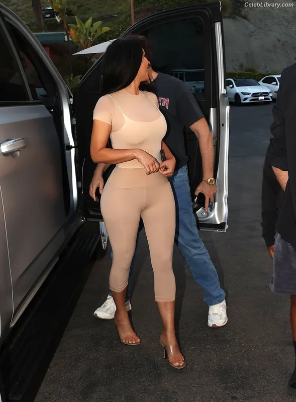 Kim Kardashian photo 10 of 4170