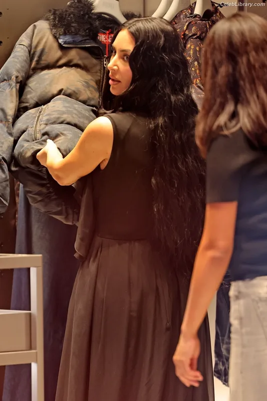 Kim Kardashian photo 12 of 4170