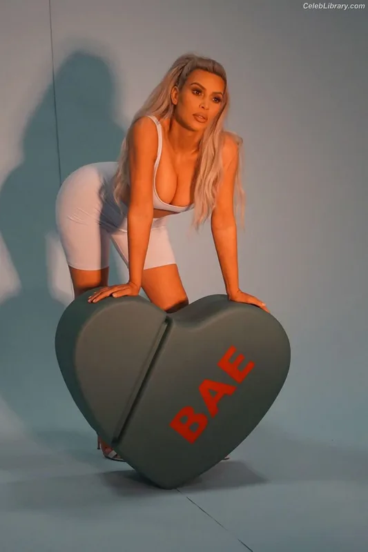 Kim Kardashian photo 16 of 4170