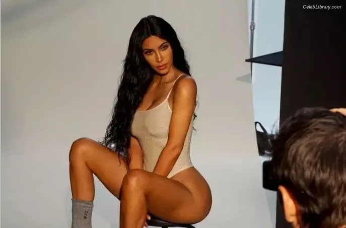 Kim Kardashian photo 20 of 4170