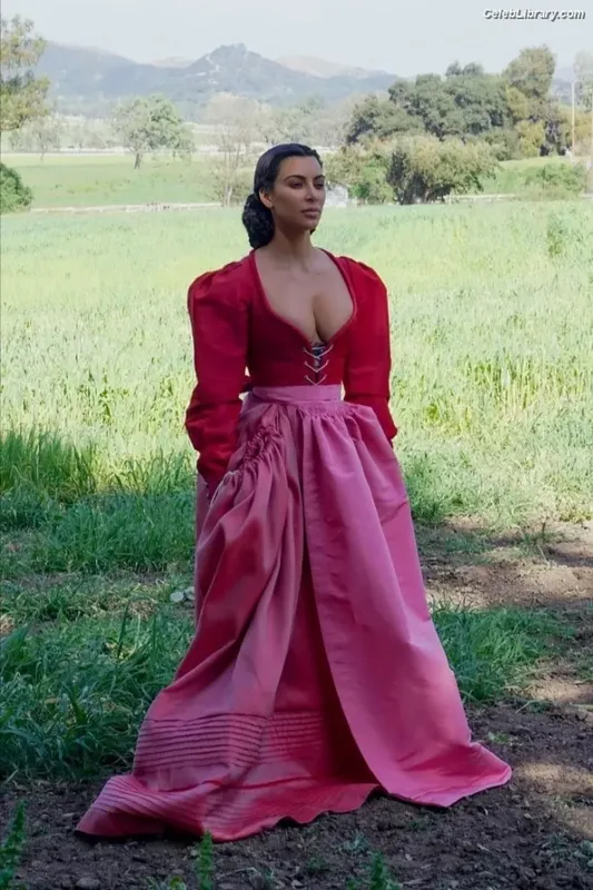 Kim Kardashian photo 22 of 4170