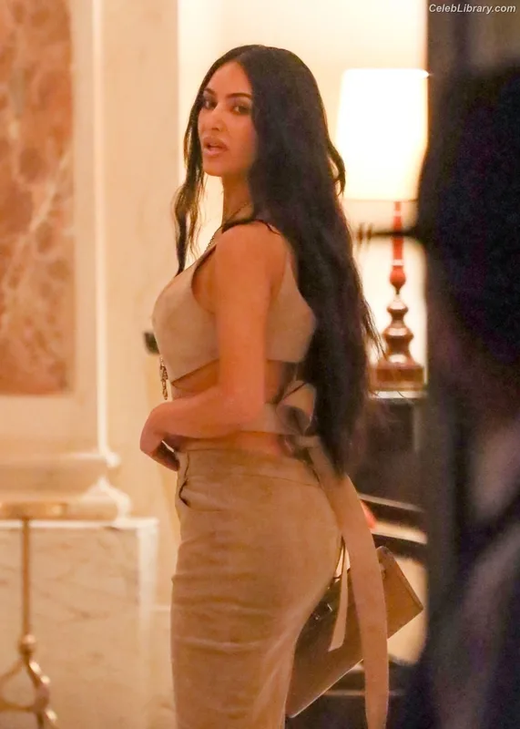 Kim Kardashian photo 1 of 4170