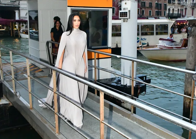 Kim Kardashian photo 3 of 4170