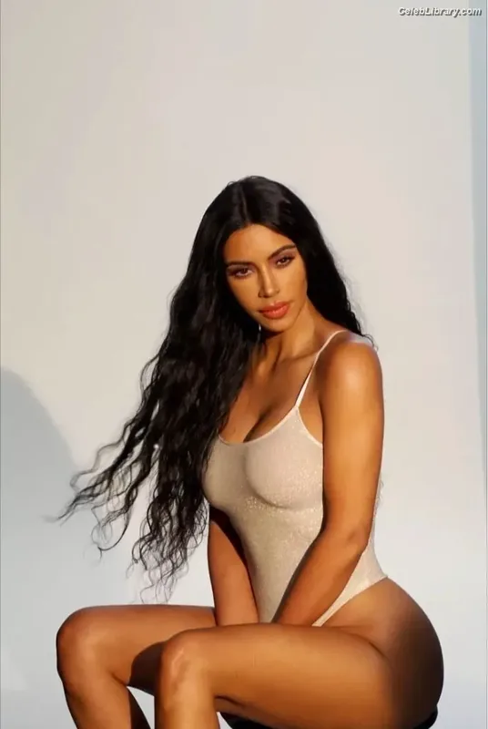 Kim Kardashian photo 7 of 4170