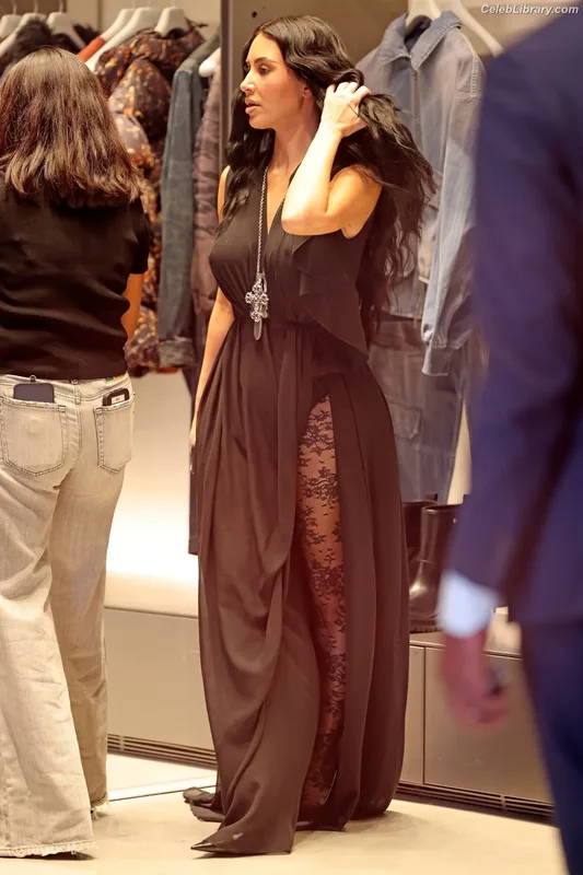 Kim Kardashian photo 10 of 4170