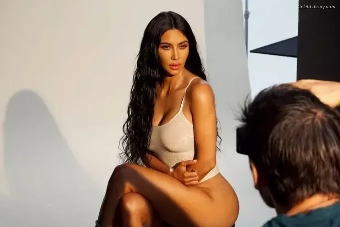 Kim Kardashian photo 14 of 4170