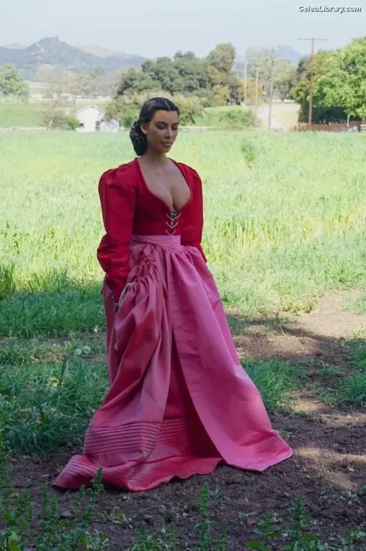 Kim Kardashian photo 15 of 4170