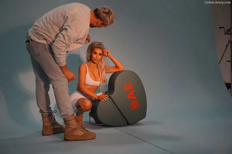 Kim Kardashian photo 22 of 4170