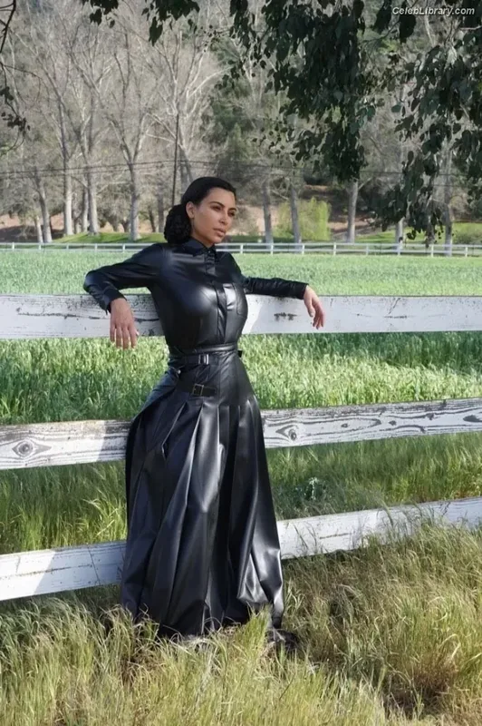 Kim Kardashian photo 2 of 4170