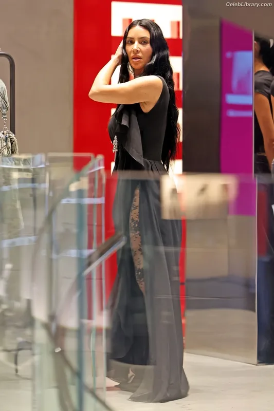 Kim Kardashian photo 6 of 4170