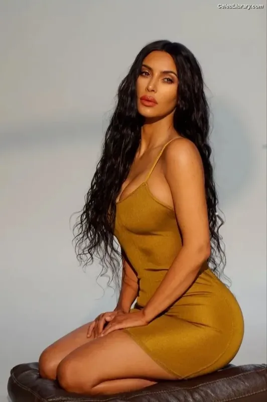 Kim Kardashian photo 8 of 4170