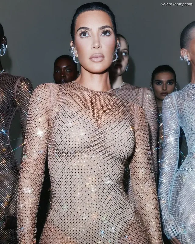 Kim Kardashian photo 12 of 4170