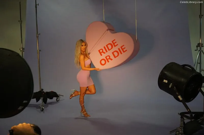 Kim Kardashian photo 15 of 4170