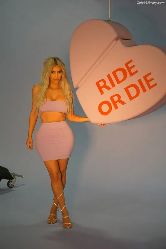 Kim Kardashian photo 23 of 4170