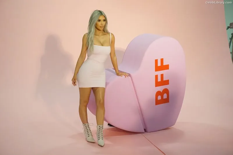Kim Kardashian photo 16 of 4170