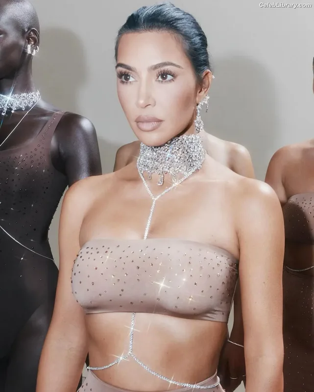 Kim Kardashian photo 17 of 4170