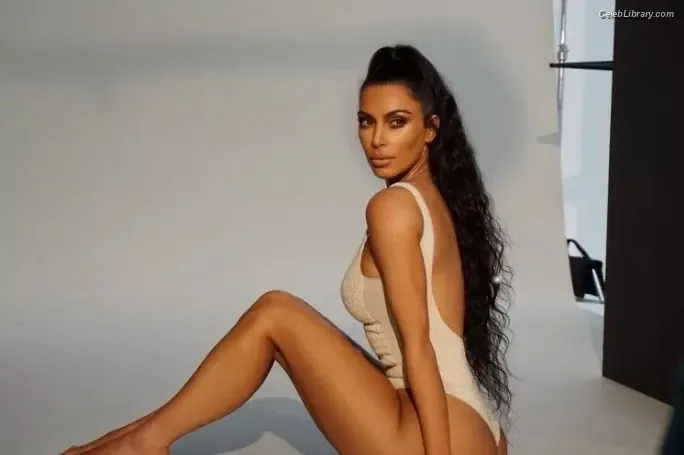 Kim Kardashian photo 19 of 4170