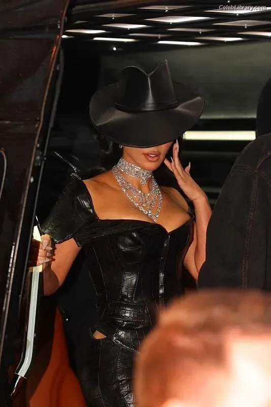 Kim Kardashian photo 4 of 4170