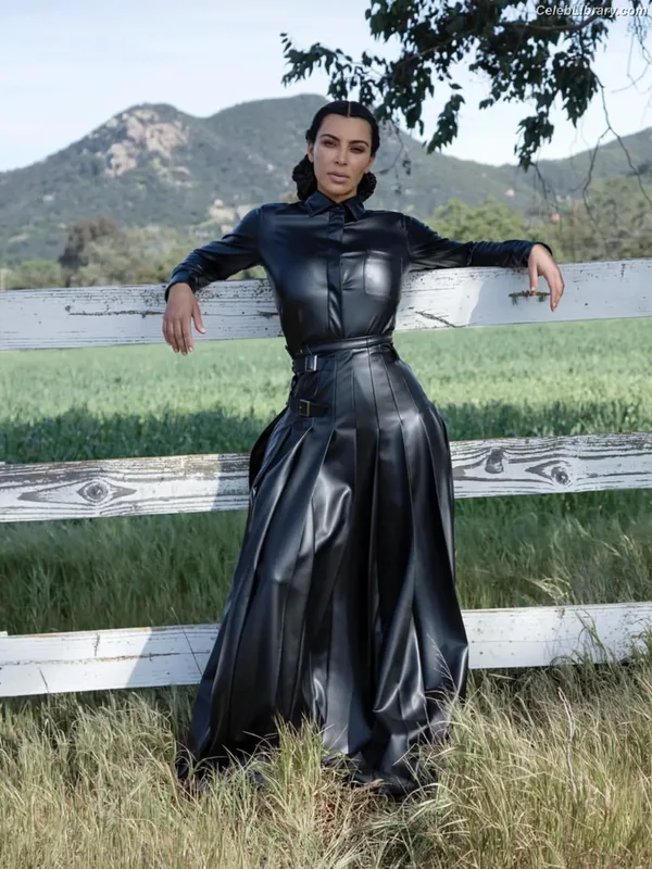 Kim Kardashian photo 9 of 4170