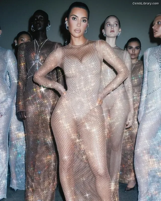 Kim Kardashian photo 10 of 4170