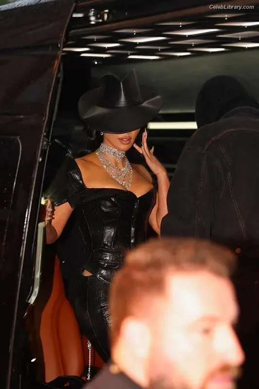 Kim Kardashian photo 11 of 4170