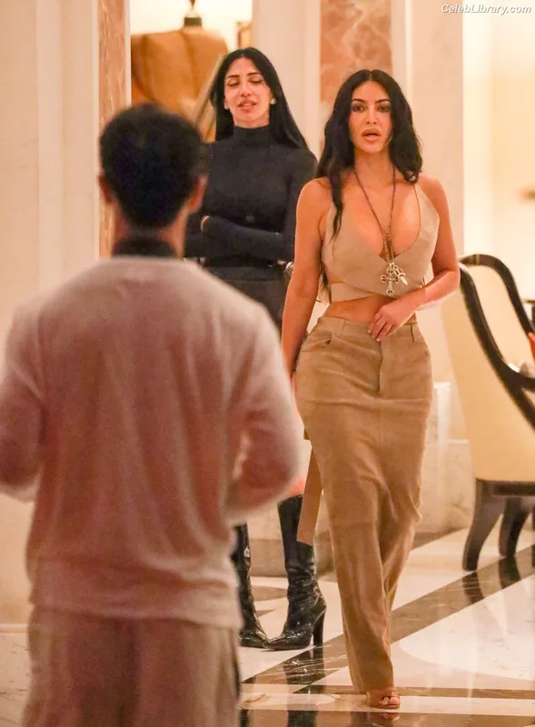 Kim Kardashian photo 12 of 4170