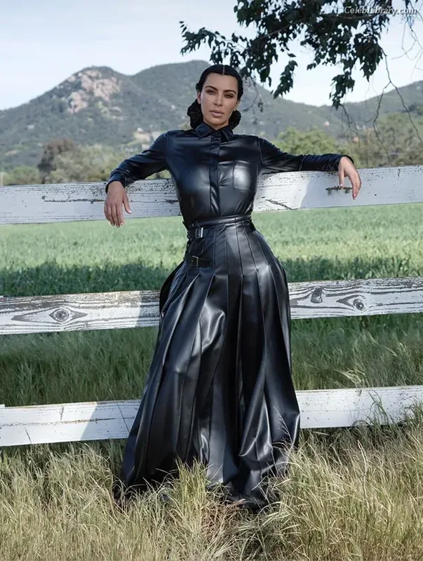 Kim Kardashian photo 14 of 4170