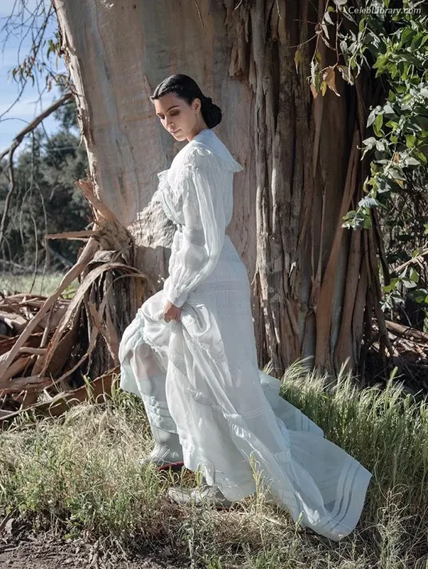 Kim Kardashian photo 16 of 4170