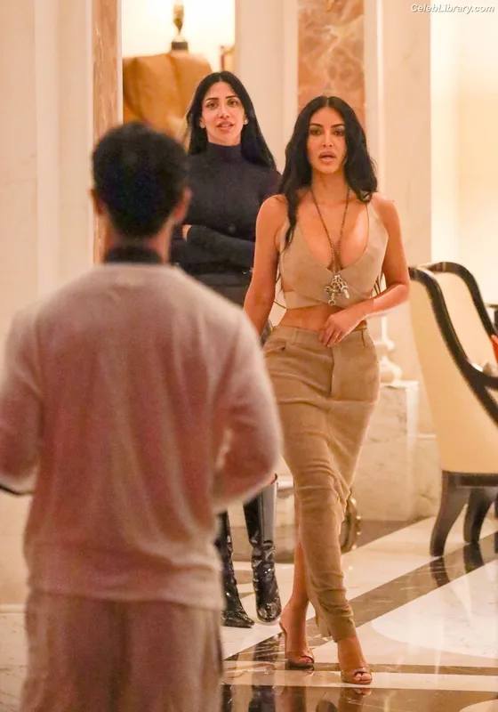 Kim Kardashian photo 19 of 4170
