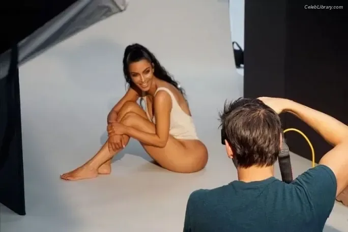 Kim Kardashian photo 23 of 4170