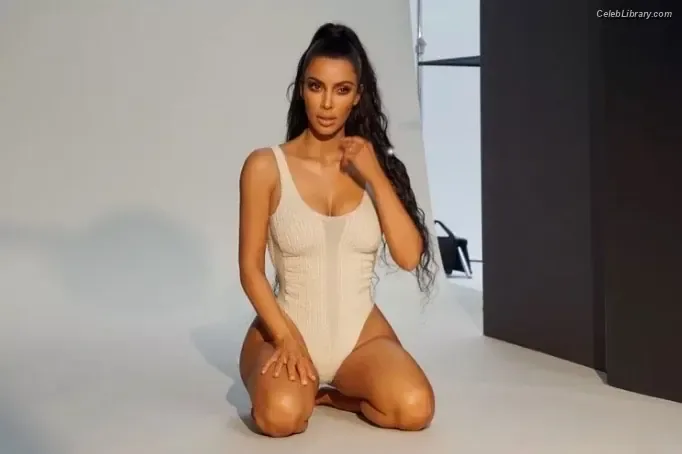 Kim Kardashian photo 15 of 4170