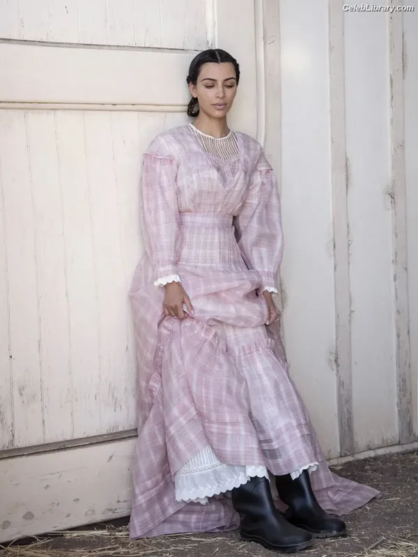 Kim Kardashian photo 16 of 4170