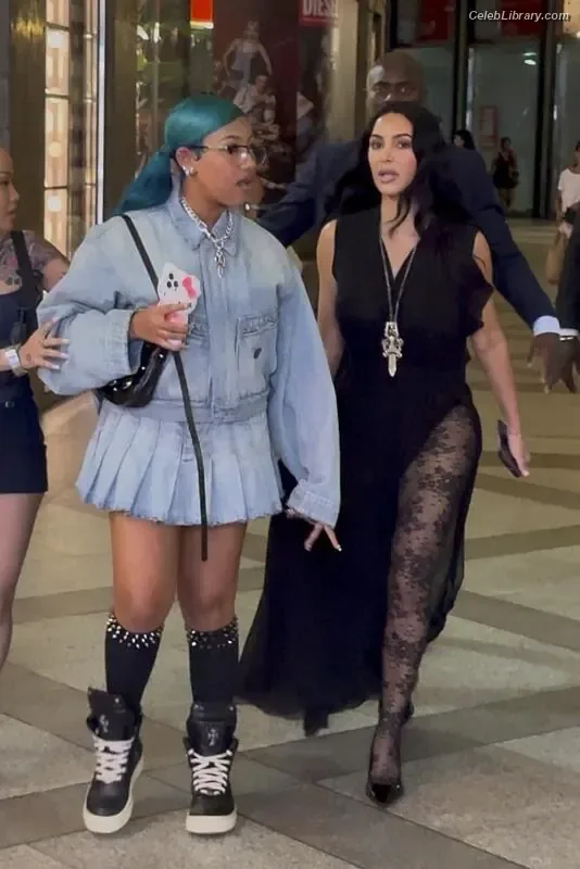 Kim Kardashian photo 19 of 4170