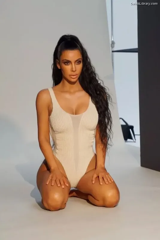 Kim Kardashian photo 24 of 4170