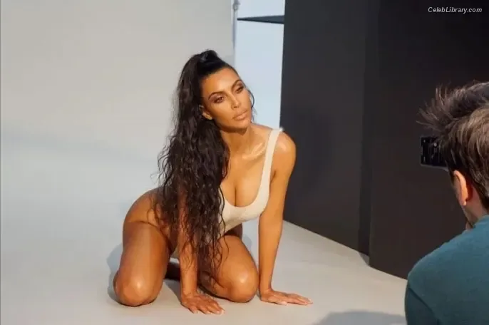 Kim Kardashian photo 3 of 4170