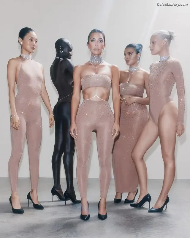 Kim Kardashian photo 4 of 4170