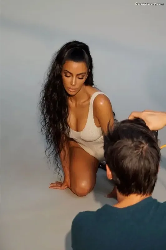 Kim Kardashian photo 7 of 4170