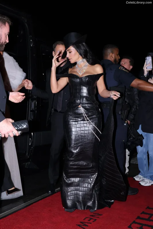 Kim Kardashian photo 8 of 4170