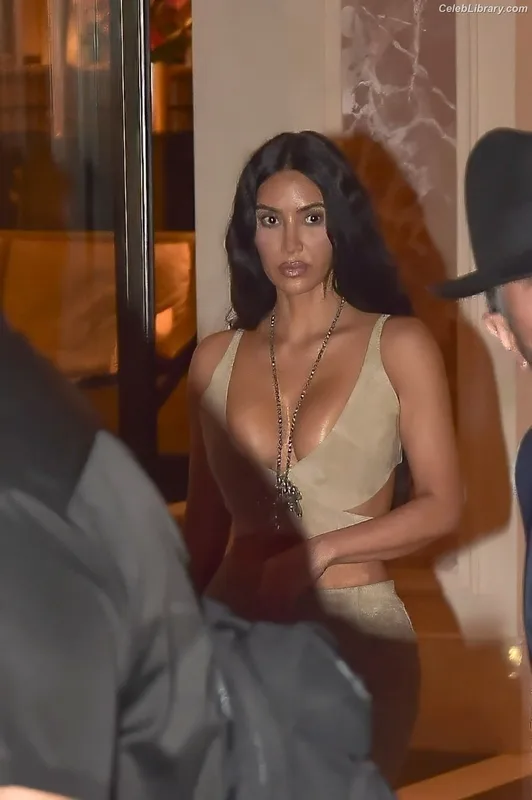 Kim Kardashian photo 9 of 4170