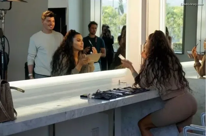 Kim Kardashian photo 11 of 4170