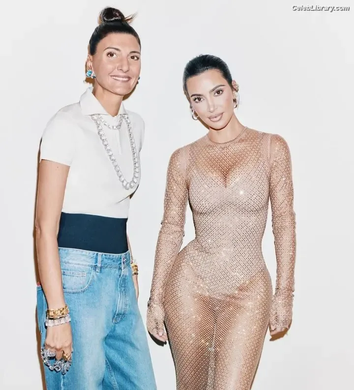 Kim Kardashian photo 12 of 4170