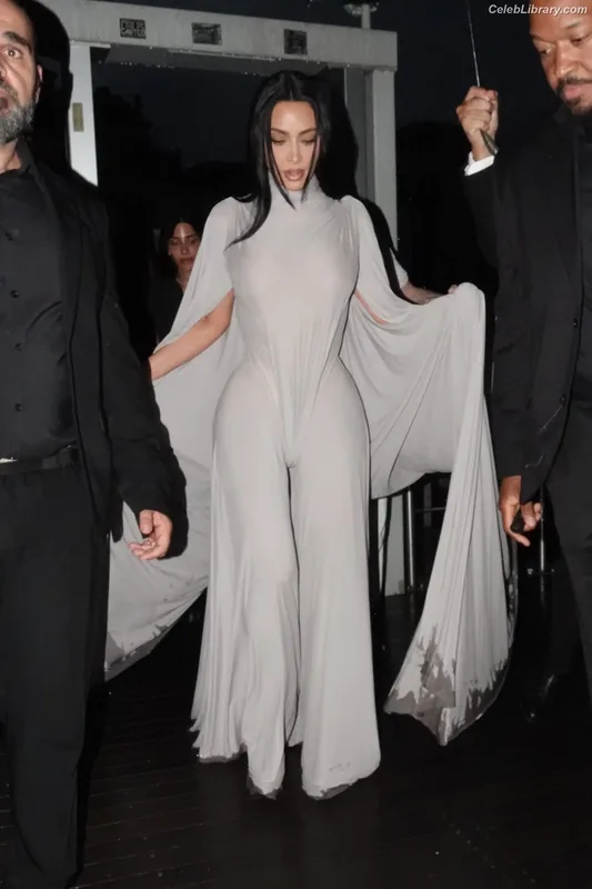 Kim Kardashian photo 15 of 4170