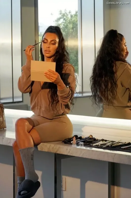 Kim Kardashian photo 17 of 4170