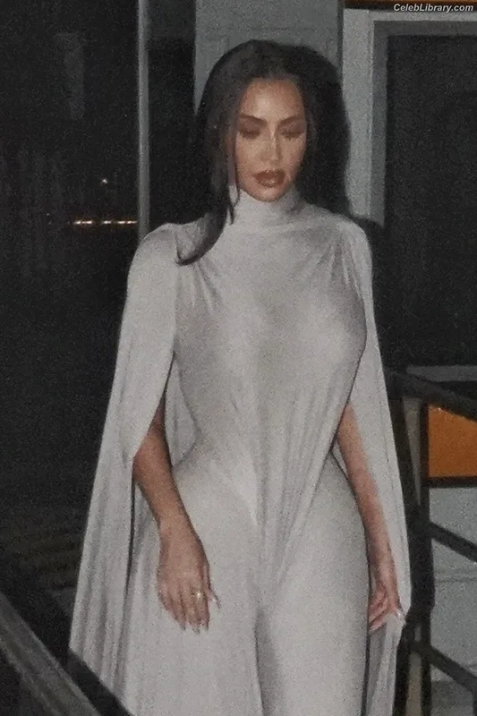 Kim Kardashian photo 8 of 4170