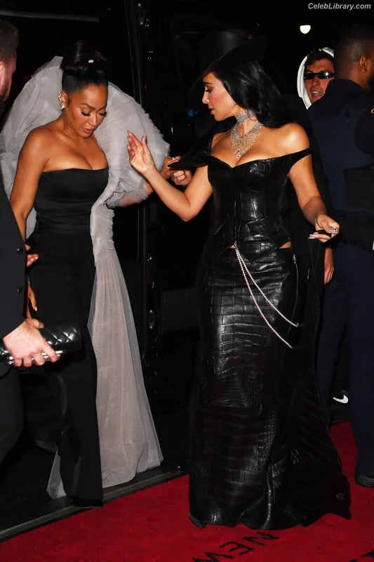 Kim Kardashian photo 12 of 4170