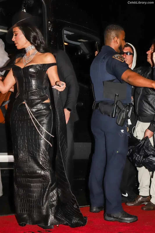 Kim Kardashian photo 16 of 4170