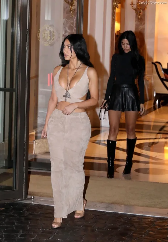 Kim Kardashian photo 17 of 4170
