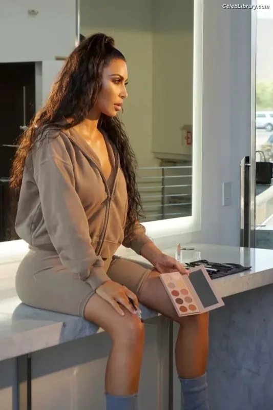 Kim Kardashian photo 19 of 4170