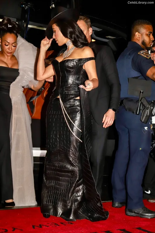 Kim Kardashian photo 22 of 4170