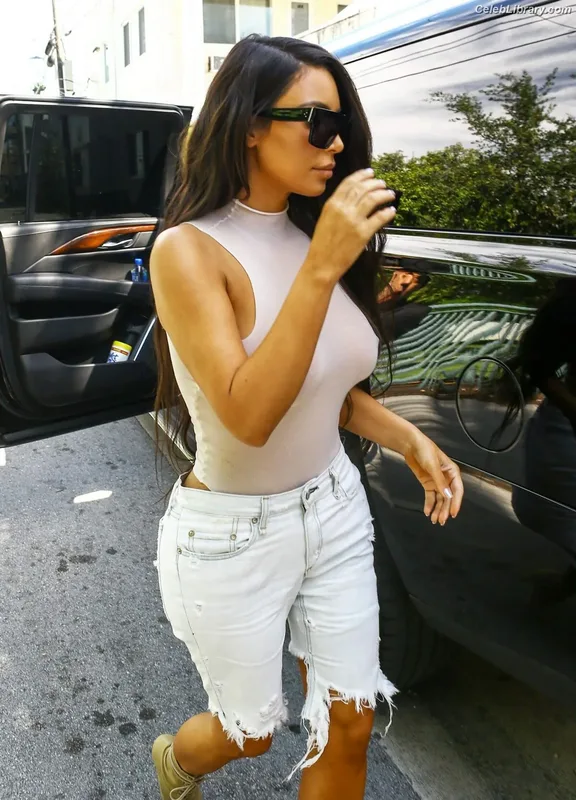 Kim Kardashian photo 1 of 4170